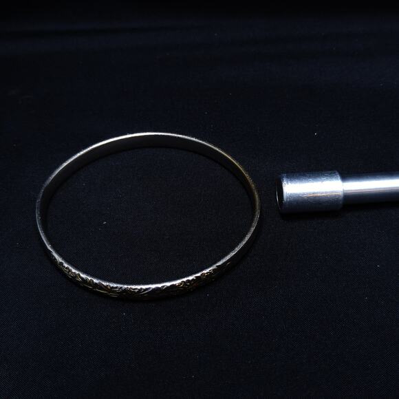 Vintage Whiting & Davis Silver Embossed Bangle Bracelet, Floral Design, 1950s - Picture 8 of 10